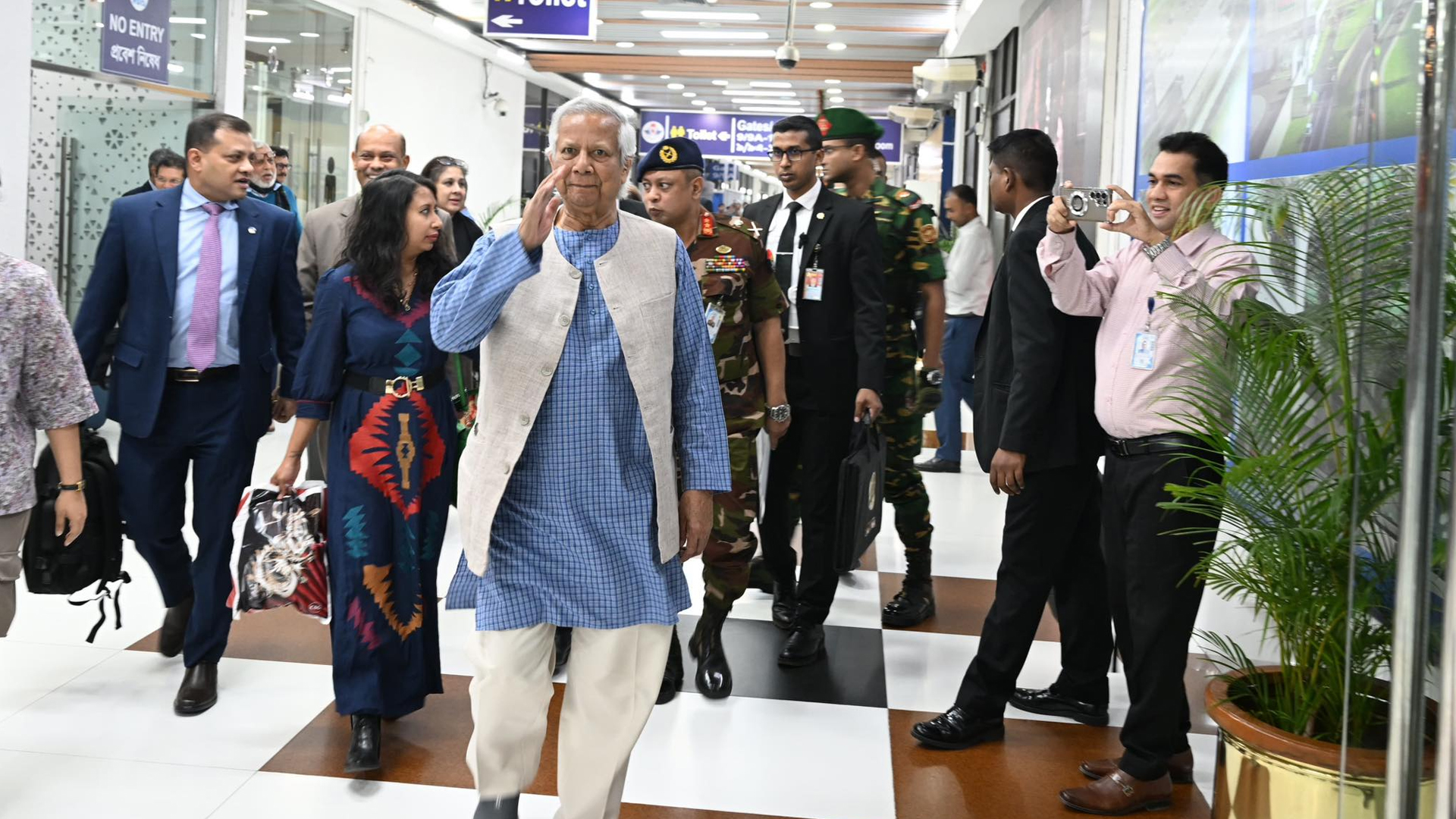 দেশে পৌঁছেছেন ড. ইউনূস